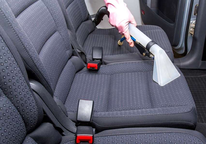 assento-de-carro-sendo-limpo